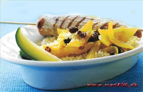 Ananas er gul og rund som solen selv. Og den syrligtsøde frugt giver smukt modspil til svinekødet. 