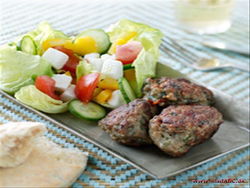 Græske keftedes med salat Disse meget lækre frikadeller er så populære, at man kan næsten ikke få nok. Servér dem med en blandet salat til. En god og enkel ret, med et sommerligt anstrøg. Mere græsk kan det ikke blive.