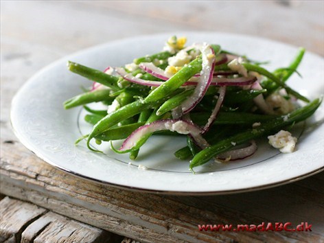 Lækker opskift på grønne bønner der marineres i balsamico sammen med rødløg, feta og mandler. Hele retten blandes så det bliver en salat. Smager dejligt til mange kødtyper. 