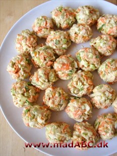 Grønsagsboller med yoghurt Grøntsagsboller laves, som navnet antyder, men en masse forskellige typer grønt, blandt andet gulerod, peberfrugt og hvidløg. Server dem gerne med yoghurt til. Bollerne frituresteges i en wok.