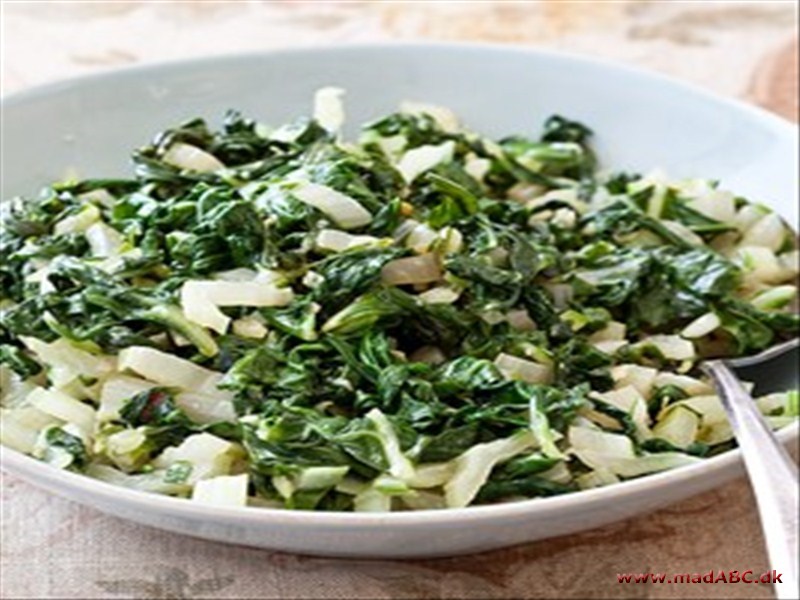 Denne asiatiskinspirede grøntsagsret er hurtig og nem at lave i wok. Den er vegetarisk og indeholder blandt andet sølvbeder, der også kendes som bladbede og mangold.