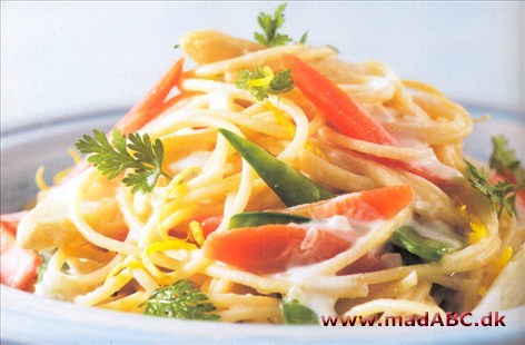 Grønsagsspaghetti med Pernod Spæde forårsgrønsager, kørvel, citronskal, en sjat Pernod og man hører englene synge ...