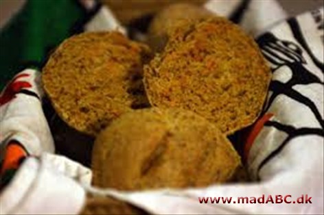 Grøntsagsboller Disse grøntsagsboller er sunde og lækre. De indeholder blandt andet havregryn og ymer. De kan bruges i madpakken eller som en sund snack til søndagskaffen. En nemme at lave og smager dejligt.
