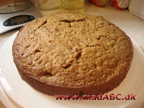 Her er opskriften på en lækker kage der kan laves i bradepande. Kagen er med lavt fedtprocent og er blandt andet lavet på minimælk og gulerødder. Perfekt til fødselsdagen eller til eftermiddagskaffen. 