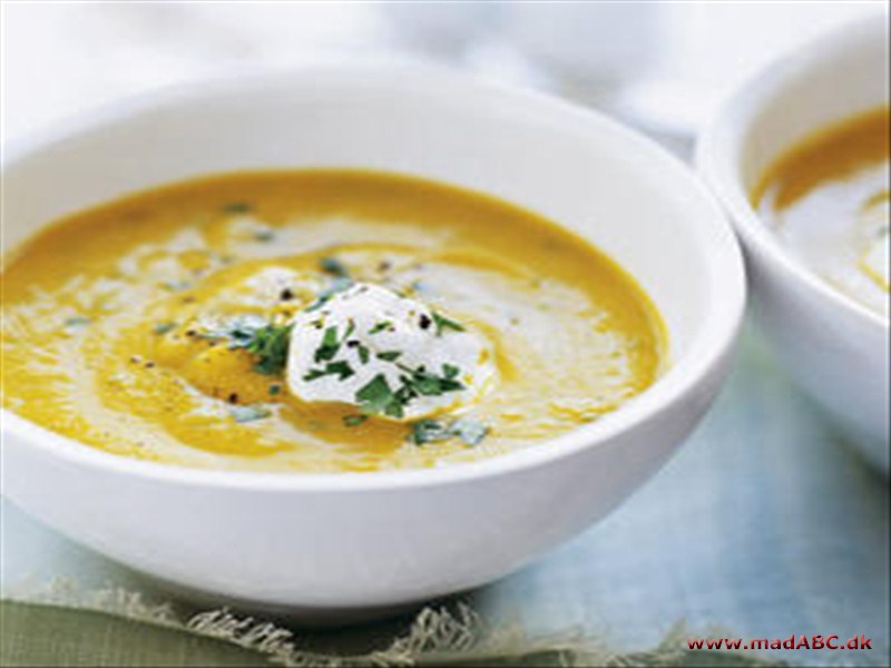 Denne suppe kan man variere og lave i en håndevending af de ting, man nu har, hvis der kommer overraskende besøg. Spis noget let i aften