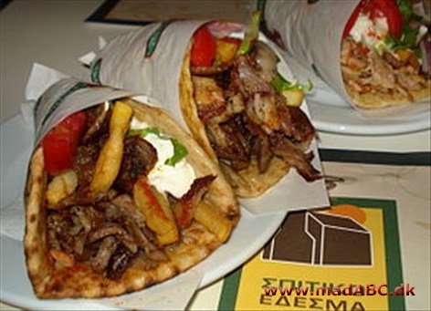 Gyros Gyros sandwich fra Grækenland, med kød, løg, tomat, pommes frites og tzatziki sauce rullet ind i en pita. Kød kan være svinekød, kylling, kalkun, kalvekød, lamme- eller oksekød.