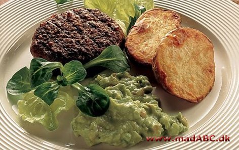 Hakkebøffer med ostefyld og kold avocadosauce Hakkebøffer med ostefyld og kold avocadosauce