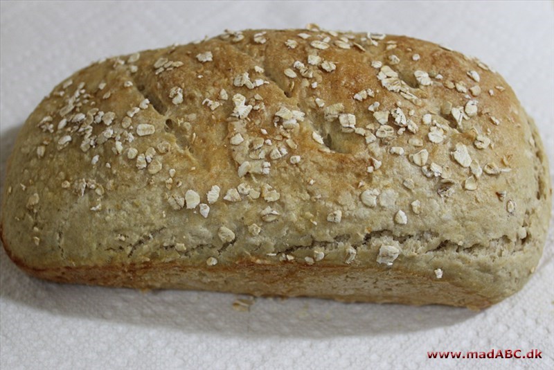 Dette nemme og lækre brød laves blandt andet med grahamsmel og havregryn. Brødet kan for eksempel bruges til sandwich med lidt pålæg, i madpakken, eller som snack til eftermiddagskaffen eller teen. 