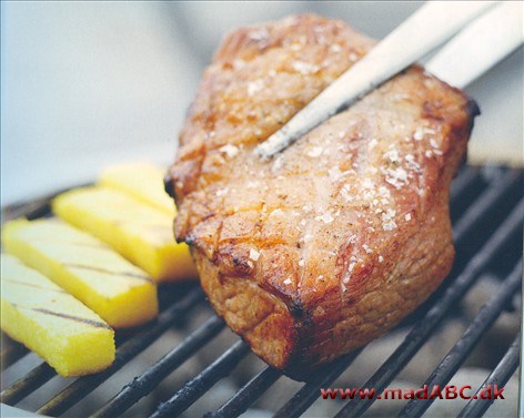 Hel kalveculotte BBQ med grillet polenta Hel kalveculotte BBQ med grillet polenta