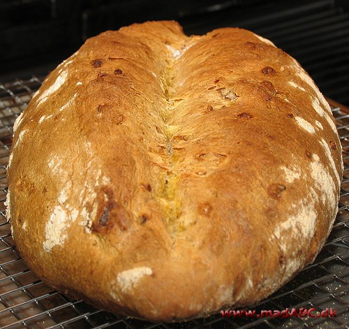 Disse lækre gammeldags danske brød med hvede smager dejligt og er simple at lave. Husk dog at lave dem i god tid, da de skal hæve en del tid. Prøv dem lune fra ovnen med smør. Eller som tilbehør. 