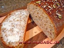 Dette grove brød laves blandt andet med fuldkornsmel og knækkede hvedekerner. Det er let og nemt at lave. Prøv det til som tilbehør til hovedrettet eller som lækkert mellemmåltid eller snack.  