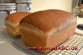 Dette brød er nemt og lækkert. Det skal dog hæve i 12-24 timer, så lav det i god tid. Prøv det som snack, til eftermiddagsteen eller kaffen lunt gerne lunt fra ovnen eller til en sandwich. 