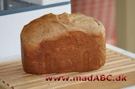 Prøv dette lækre hvedebrød med honning til morgenmaden, til frokost eller til eftermiddagskaffen eller teen. Honningen giver brødet en dejlig sødme. 