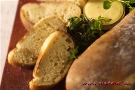 Hvedebrød Dette hurtige og lette brød med hvede er det perfekte tilbehør. Prøv det til grillmad, kød eller supper. Eller brug det til frokosten med noget lækkert pålæg. Der er mange muligheder.