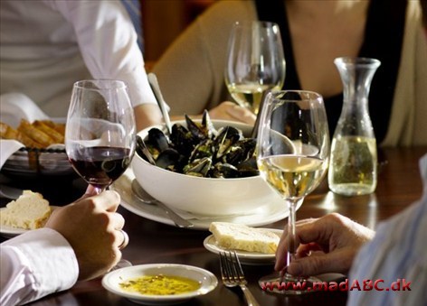 Hvidvinskogte muslinger + Fynsk sommersalat Hvidvinskogte muslinger + Fynsk sommersalat