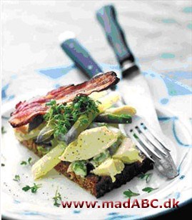 Hønsesalat i forårshumør på rugbrød Hønsesalat i forårshumør på rugbrød