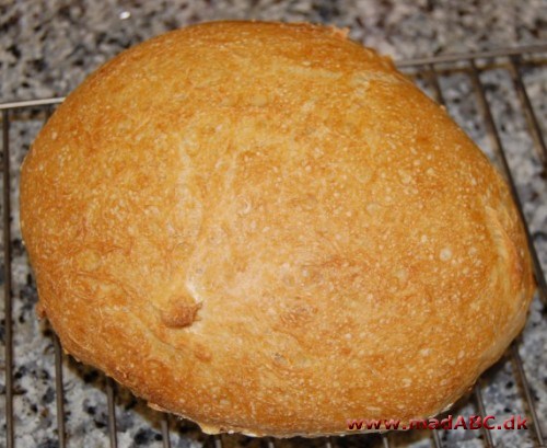 Italiensk hvedebrød Dette lækre italienske brød med blandt andet italiensk hvedemel og durummel har mange muligheder. Prøv det som tilbehør til pastaretter til bruchetta, eller som snack.