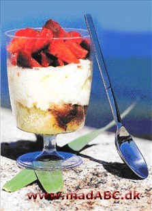 Jordbær- og passionsfrugtkage i glas Jordbær- og passionsfrugtkage i glas