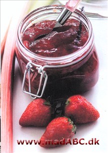 Jordbær- og rabarbersyltetøj 2