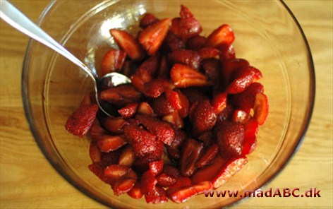 Let, fedfattig og anderledes dessert hvor jordbærrerne marineres i balsamico vineddike og skukker. Perfekt til en varm sommeraften. 