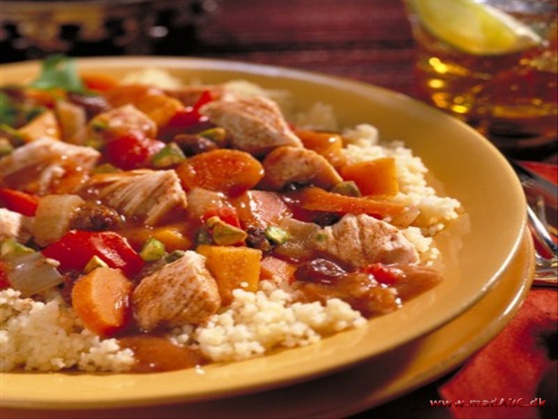 kalkun gryderet med grønsager, serveret med couscous En sund og smagfuld kalkunragout med grønsager, serveret med varm couscous. Kødet kan være svinekød, kylling, kalkun, kalvekød, lamme- eller oksekød.