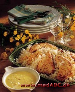 Kalkunschnitzel med løse ris og varm karrysauce