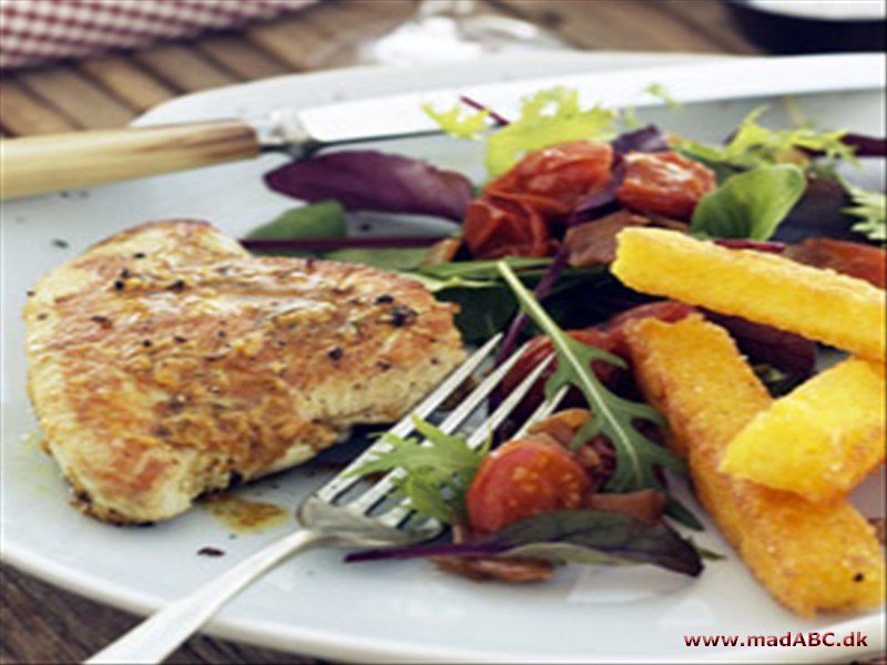 Kalkunschnitzler, marinerede, med polenta og lun tomatsalat Ved at marinere kødet, som man gør i denne ret, optimeres smagen af hvidløg, karry og kalkun. Med et lille strejf af Italien serveres stegt polenta, som et alternativ til kartofler og en populær ...
