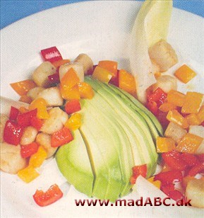 Kammuslinger med endivie, peberfrugter og avocado Kammuslinger med endivie, peberfrugter og avocado
