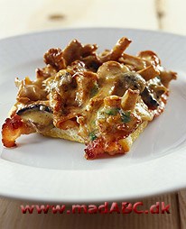 Kantareller med bacon Dette tilbehør bestående af kantareller med bacon og fløde kan bruges som tilbehør til for eksempel grillmad. Retten kan også bruges som let forret. Gerne om sommeren hvor det er sæson for svampene.