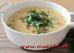 Kantarelsuppe med linser Denne kantarelsuppe med linser er nem og hurtig at lave. Og så er den helt uden kød så vegetarer også kan nyde den.