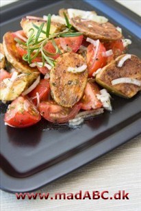 kartoffel-, artiskok- og tomatsalat Lækker tilbehør til kødretter, indeholdende kartofler, artiskokhjerter og tomater bagt i ovnen. Retten serveres bedst varm.