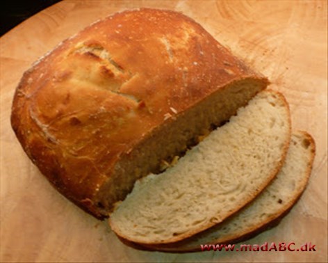 Kartoffelbrød, groft Kartoffel gør brødet fugtigt og holdbart og forøger oven i købet næringsværdien. Denne portion giver et stort, rundt brød. Kartoffelbrød egner sig godt til en rigtig god frokost