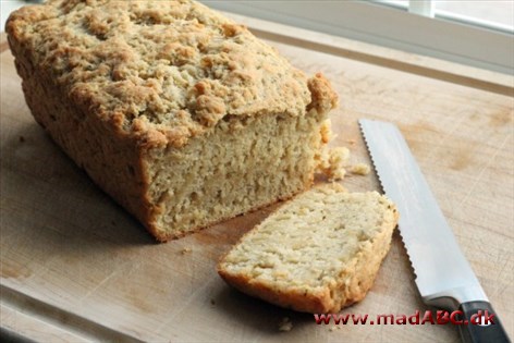 Kartoffelbrød med soltørrede tomater Dette kartoffelbrød med soltørrede tomater og durumhvede er nemt at lave, og smager dejligt. Brødet skal hæve en del tid. Perfekt som tilbehør til for eksempel suppe eller til frokosten.
