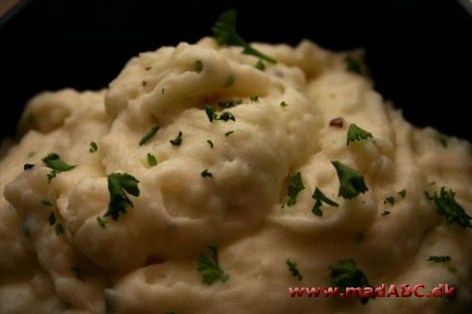 kartoffelmos, bagt, med hasselnødder. Anderledes måde at præsentere kartoffelmos på, da det serveres i skrællen. Retten. som er cremet og lækker passer glimrende som tilbehør til mange kødretter.