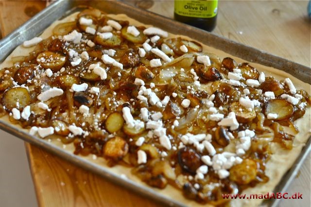 Kartoffelpizza med løg og gedeost