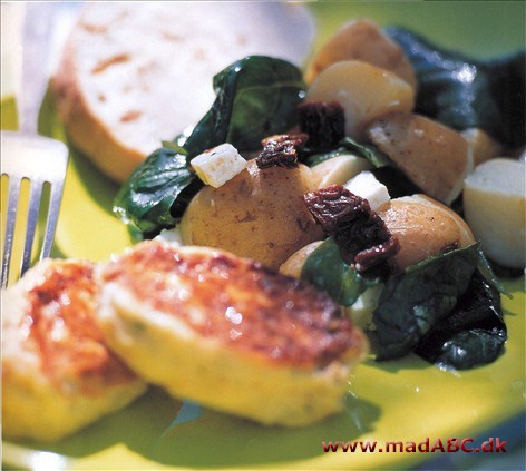 Kartoffelsalat med fetaost og spinat