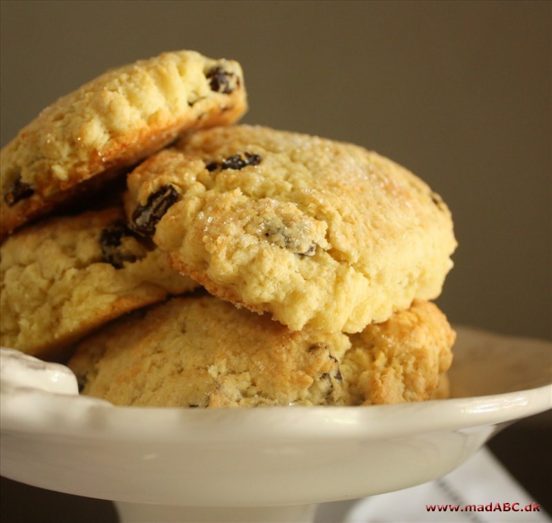 Scones smager dejligt lune fra ovnen. Mange kender dem nok fra high tea, hvor de ofte serveres med smør eller chokolade. Her laves de med kartoffel, men skal stadig serveres lune med smør. 