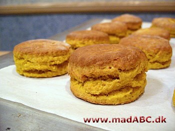 Scones spises ofte i England til High tea, og mange kender sikker chokoladescones. Her laves de lære scones med kartoffel. Server dem gerne med smør og marmelade for eksempel en søndag eftermiddag. 