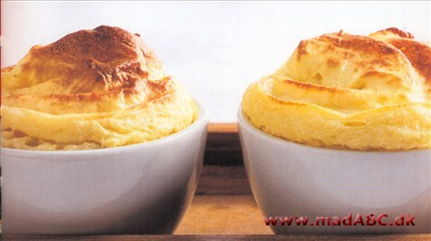 Kartoffelsoufflé - hurtig eller ... Lækker, Luftig og særdeles nem at lave, hvis man har en pose kartoffelmospulver liggende. Og hjemmelavet mos er endnu bedre. Med en salat er souffléen en let gang aftensmad