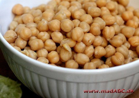 Kikærter, stegte Disse stegte og lidt spicy kikærter kan for eksempel benyttes som drys i salater eller som snack. Hvis kikærterne skal udblødes skal du huske at gå i gang i god tid.