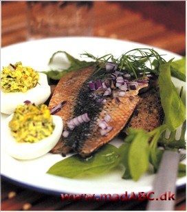 Kippers på ristet rugbrød med fyldte æg Kippers på ristet rugbrød med fyldte æg