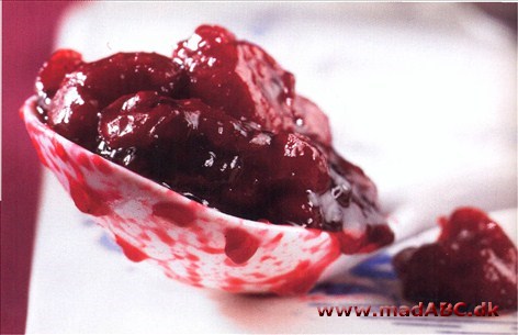 Forkæl dine rundstykker med kirsebærsyltetøj, der smager en lille smule af chokolade