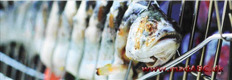 Grillning af hel fisk ser festligt ud, og smager skønt. Hel fisk grilles lettest i dobbeltrist. Fede fisk kan lægges direkte på grillen. Anden egnet fisk: Makrel, sild, rødfisk, hvilling, fjæsing 

