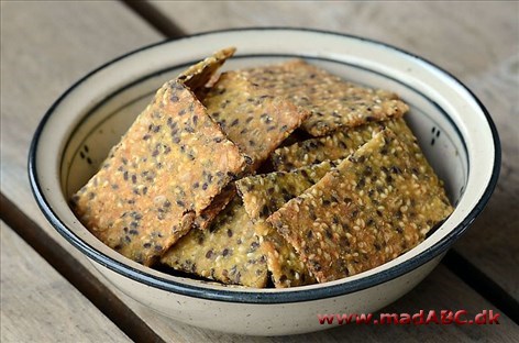 Knækbrød med spelt Prøv disse lækre og hurtige knækbrød med speltmel samt nigellafrø eller sesamfrø. Brug knækbrødet som morgenmad eller som mellemmåltid, også på farten med en skive pålæg eller ost samt grønt.