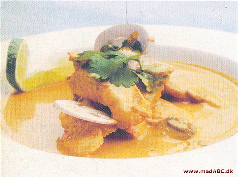 Kokosmælkssuppe med kyllingefilet, svampe og karry Kokosmælkssuppe med kyllingefilet, svampe og karry