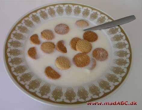 Koldskål er en kold og sød suppe lavet af kernemælk, æg, sukker og her banan. Koldskål spises i dag mest om sommeren, fortrinsvis som enten dessert eller mellemmåltid. Spises ofte med tvebakker.