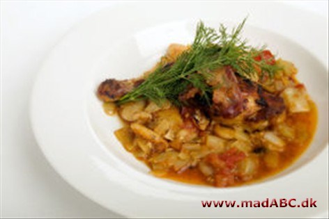 Kylling i ovn med hvide bønner og tomater Kyllingelår, med bacon, hvide bønner og tomater er en simpel men sund ret, der er god, hvis man har travlt i hverdagen, da den ikke tager lang tid at lave.