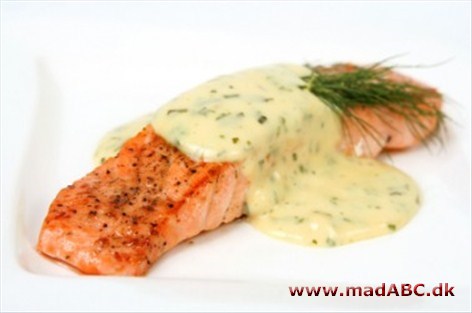Laks bagt med skilt bearnaise og sort peber Lækker ret med laks og hjemmelavet bernaise sauce og blomkål, der ristes på panden med mander.
