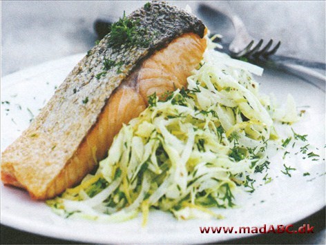 Laks, bagt og med dildsyltet kål Har du ikke laks, kan du bruge makrel eller anden (fed) fisk. Kål er ren kærlighed til din krop. Med sit rige indhold af vitaminer, fibre og cancerhæmmende phytokemikalier er denne super-råvare