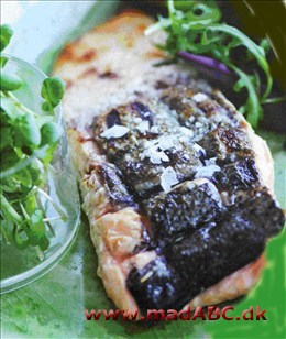 Laks, grillet Grillet fileteret fisk er nem og lækker mad. Anden egnet fisk: Havtaske, havkat, victoria bars, helleflynder, ørred. Og yoghurtmarinade med revet agurk. Så har du saucen til de nye kartofler.